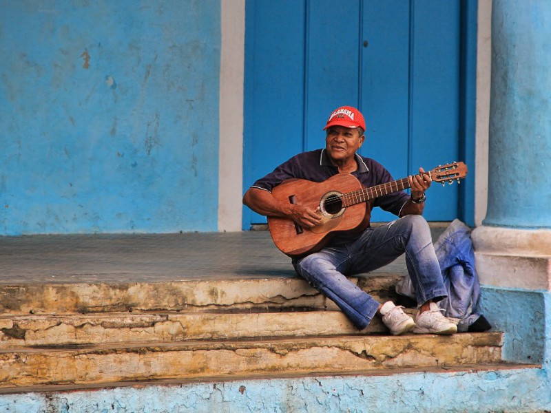 Chitarrista per le strade di Cuba - Fonte Pixabay Foto di GregMontani