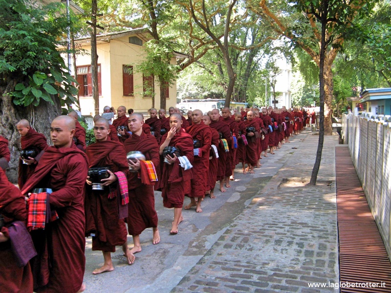 monaci buddhisti in birmania