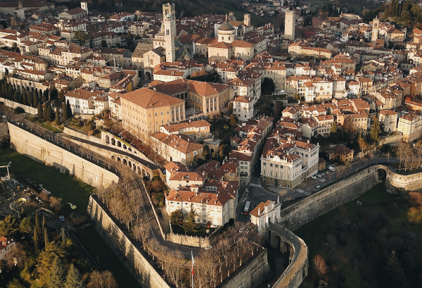 Foto aerea Bergamo e mura venete